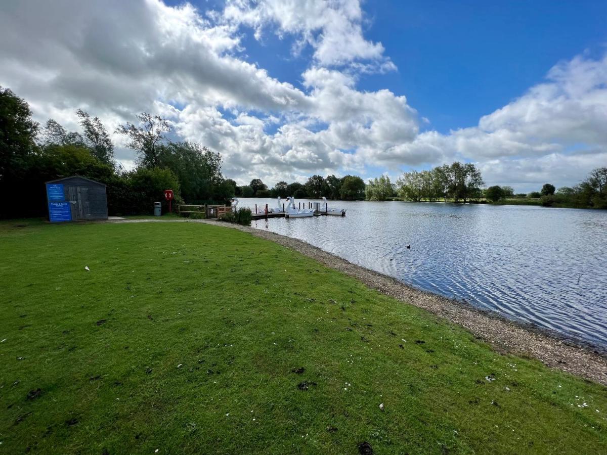Dragonfly Lodge South Cerney Exteriör bild